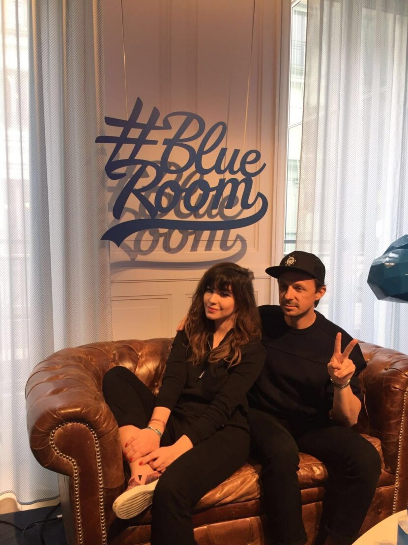 Betty Autier et Martin Solveig sur le canapé Chesterfield de la #BlueRoom de Twitter France