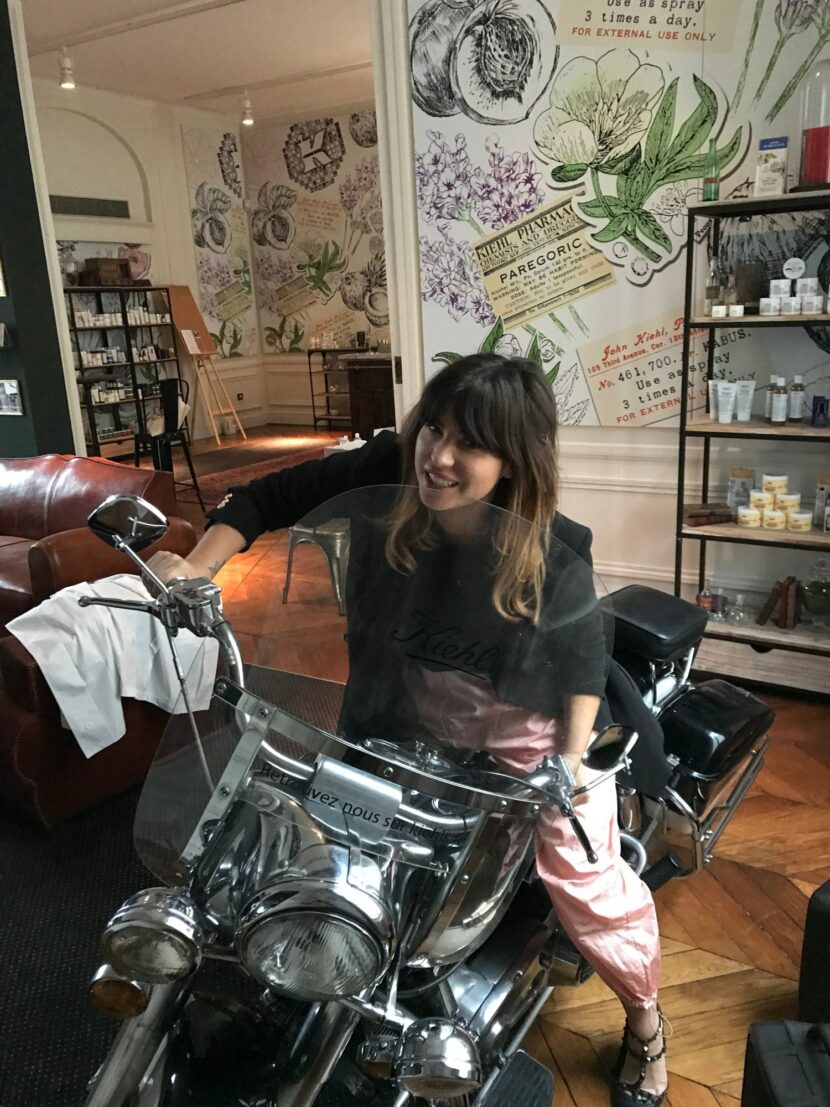 Betty Autier sur la moto Kiehl’s