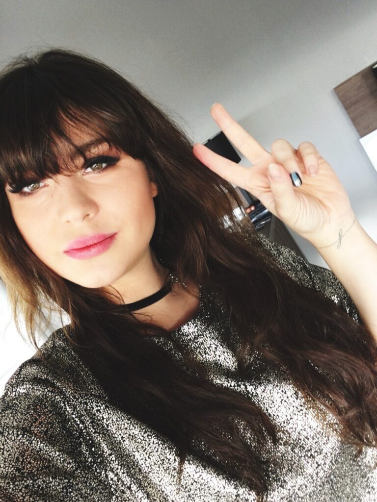 Selfie de Betty Autier en top à paillettes avant les MTV EMA 2016