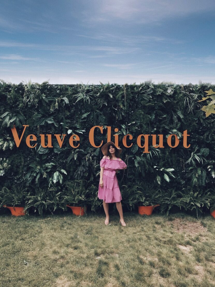 Betty Autier devant le mur végétal Veuve Clicquot au Polo Classic