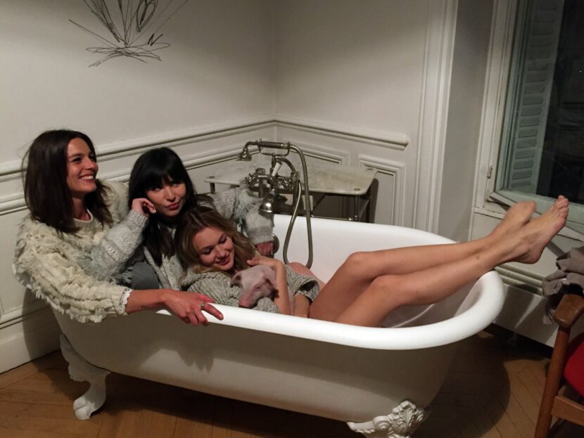Coulisses du shooting Naf Naf : Betty Autier dans la baignoire
