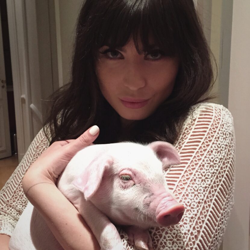Betty Autier et le petit cochon en coulisses du shooting Naf Naf