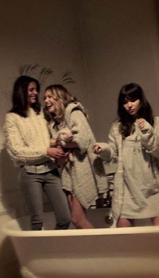 Coulisses du shooting Naf Naf en gros pulls