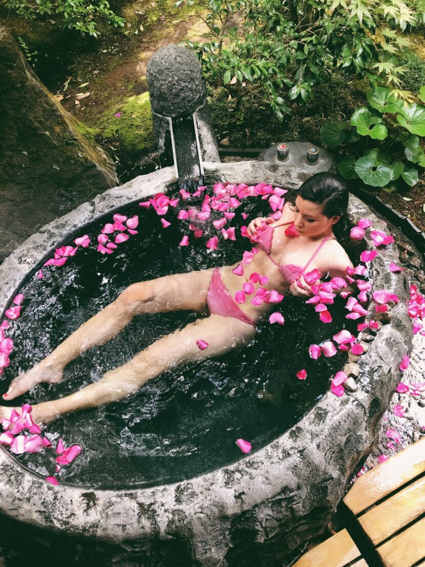 Betty Autier dans un onsen aux pétales de roses au Gora Kadan, Hakone
