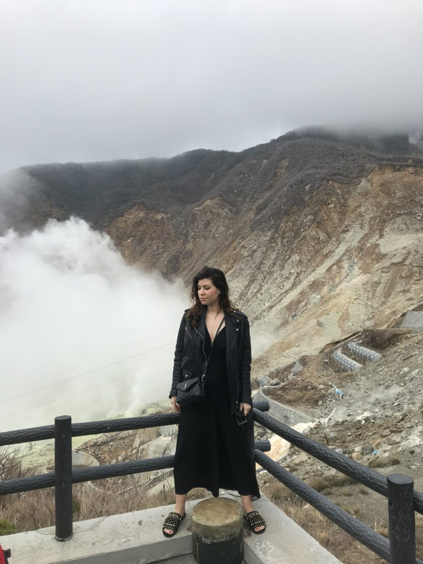 Betty Autier devant les fumées de soufre d’Owakudani à Hakone
