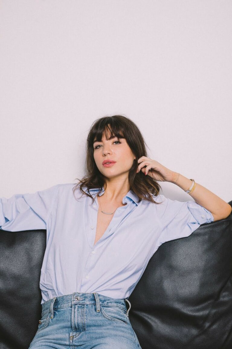Portrait de Betty Autier en chemise bleue