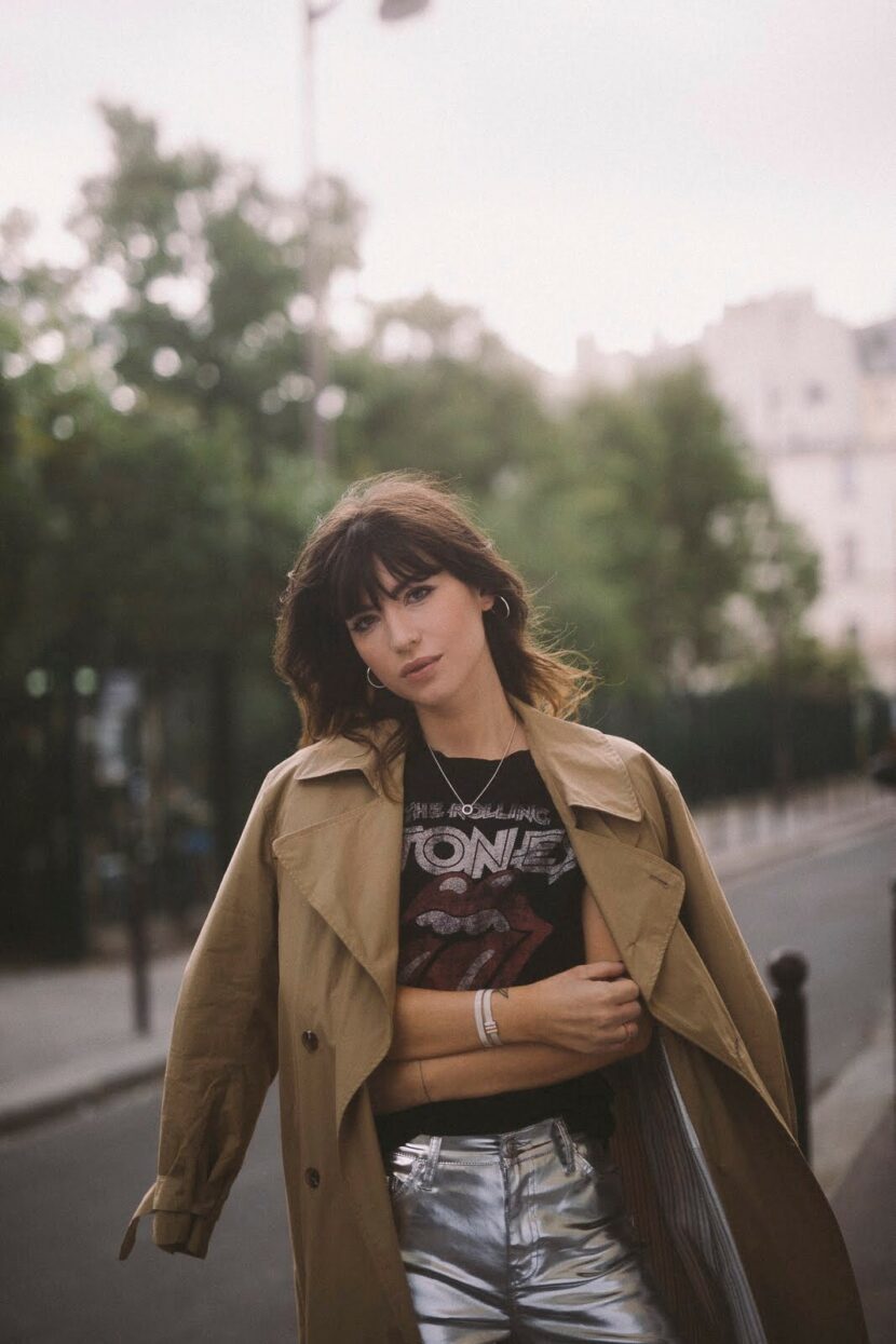 Betty Autier en trench beige et t-shirt Rolling Stones