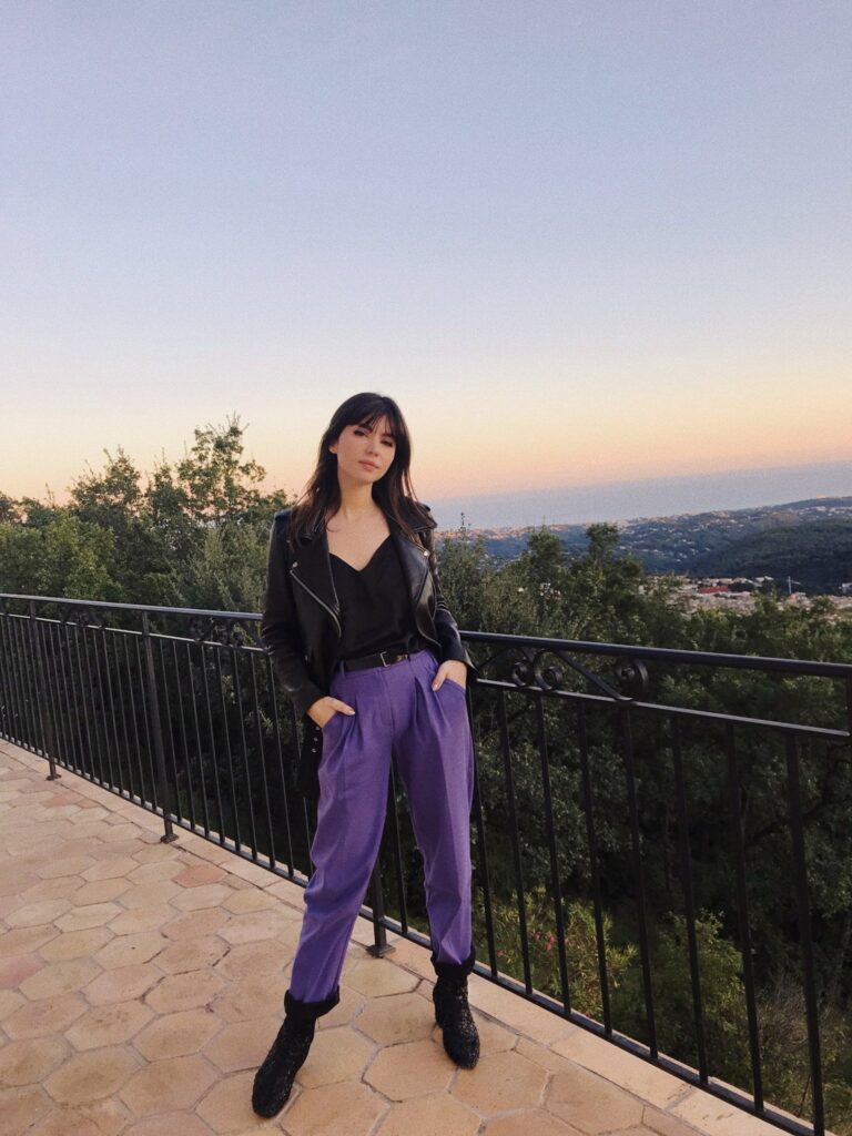 Betty Autier en pantalon violet et perfecto au coucher du soleil