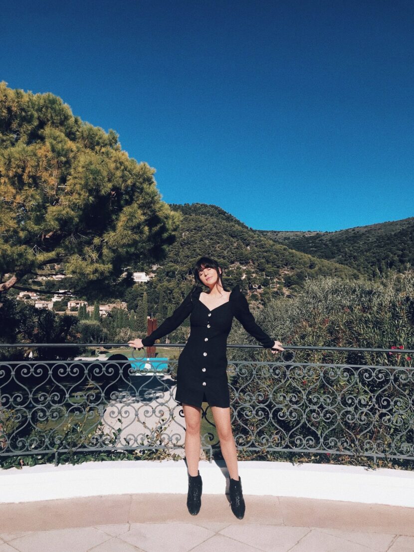 Betty Autier en robe noire sur une terrasse en Provence