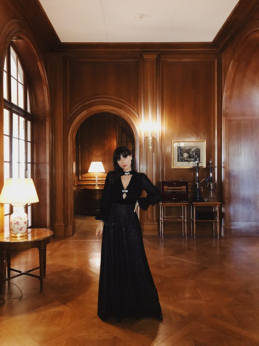 Betty Autier en robe longue noire à la soirée Pandora au château
