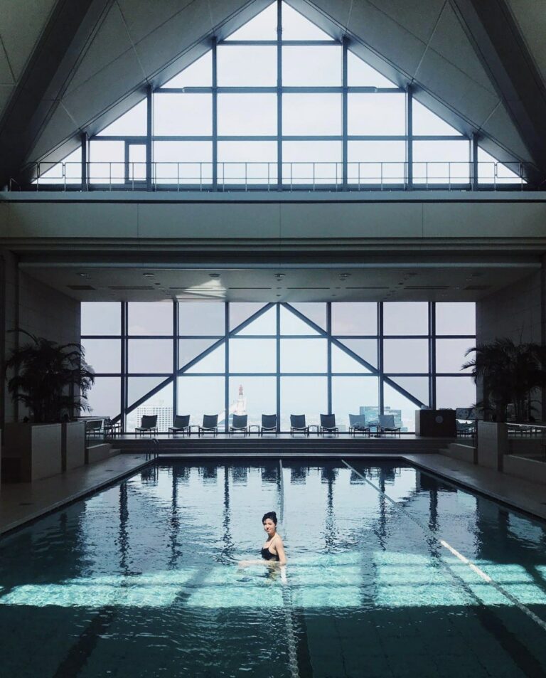 Betty Autier dans la piscine du Park Hyatt Tokyo au 47e étage