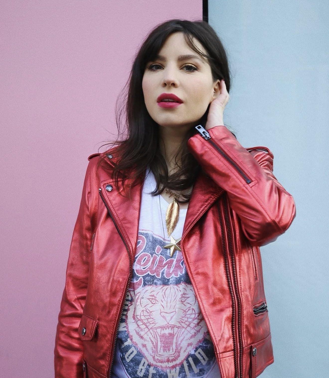 Betty Autier en perfecto rouge métallisé Zadig & Voltaire et tee-shirt Born to be wild