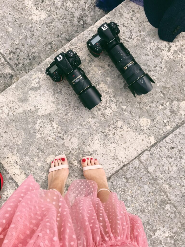 Appareils photo et robe rose à pois en coulisses