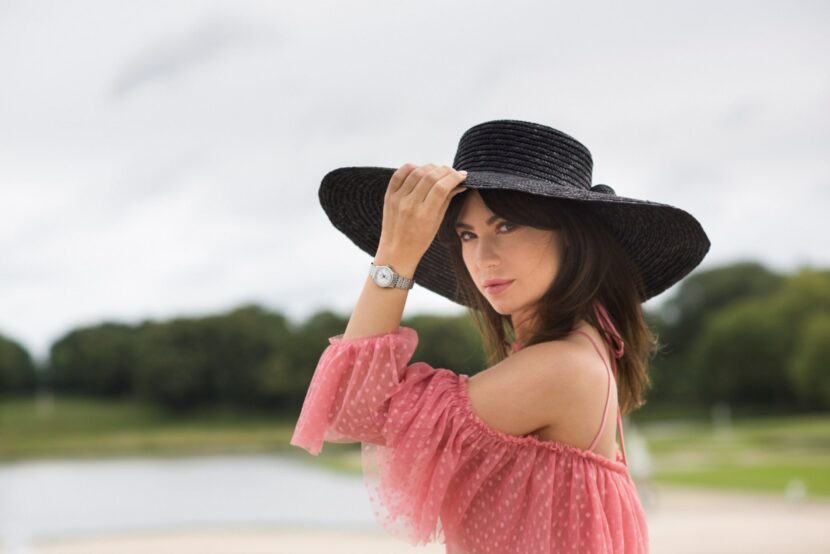 Betty Autier, grand chapeau noir et robe rose à pois à Chantilly