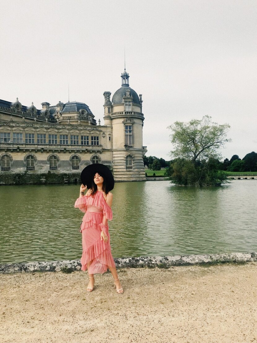 Betty Autier devant le château de Chantilly, Prix de Diane Longines 2018