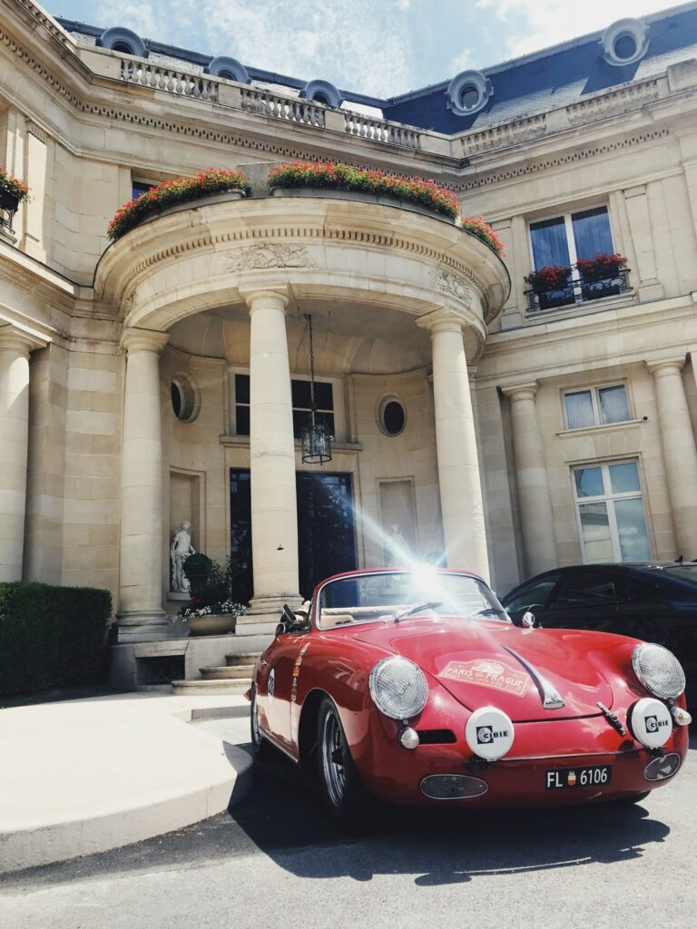 Porsche ancienne du rallye Paris-Prague devant un château à Chantilly