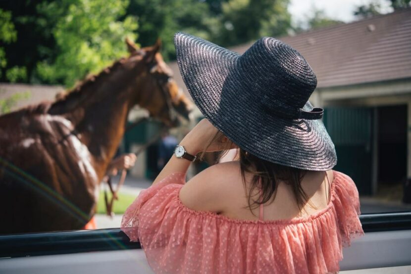 Betty Autier regarde les chevaux au Prix de Diane