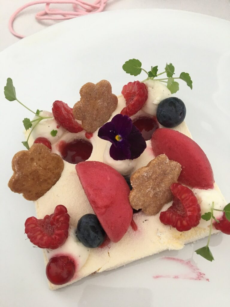 Dessert aux fruits rouges au Prix de Diane