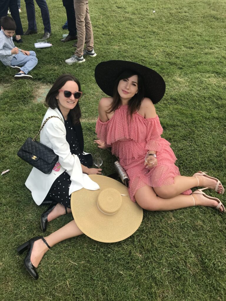 Betty Autier et une amie sur la pelouse de l’hippodrome de Chantilly