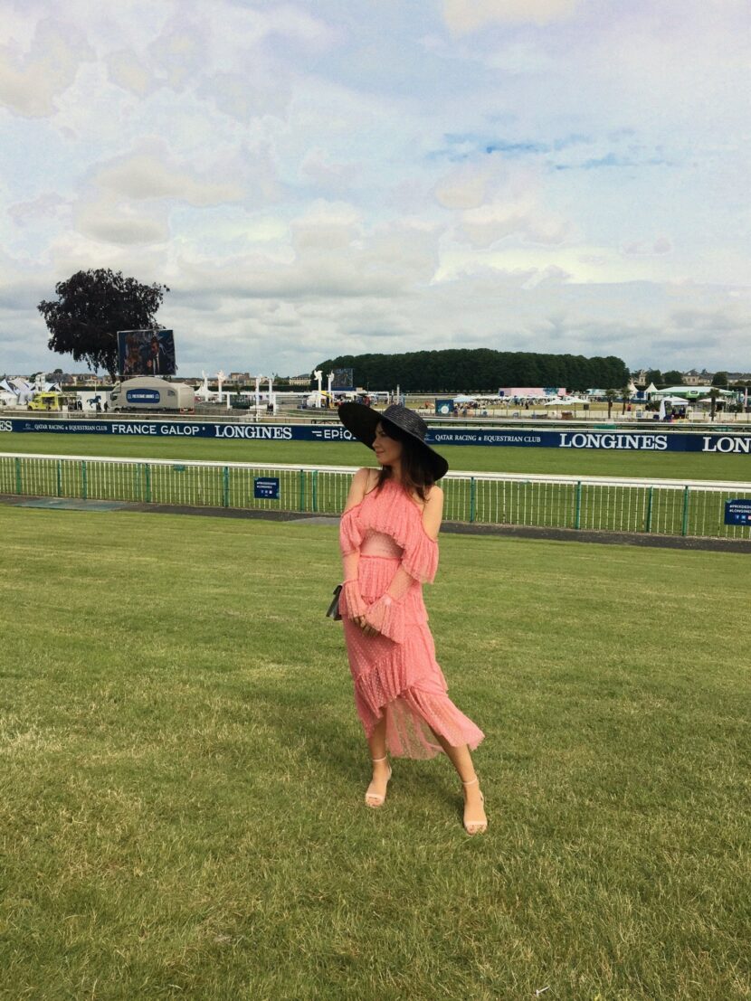 Betty Autier sur la pelouse de l’hippodrome de Chantilly