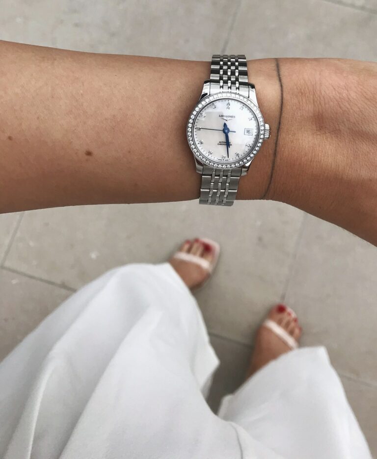 Montre Longines Record nacre et diamants au poignet de Betty Autier