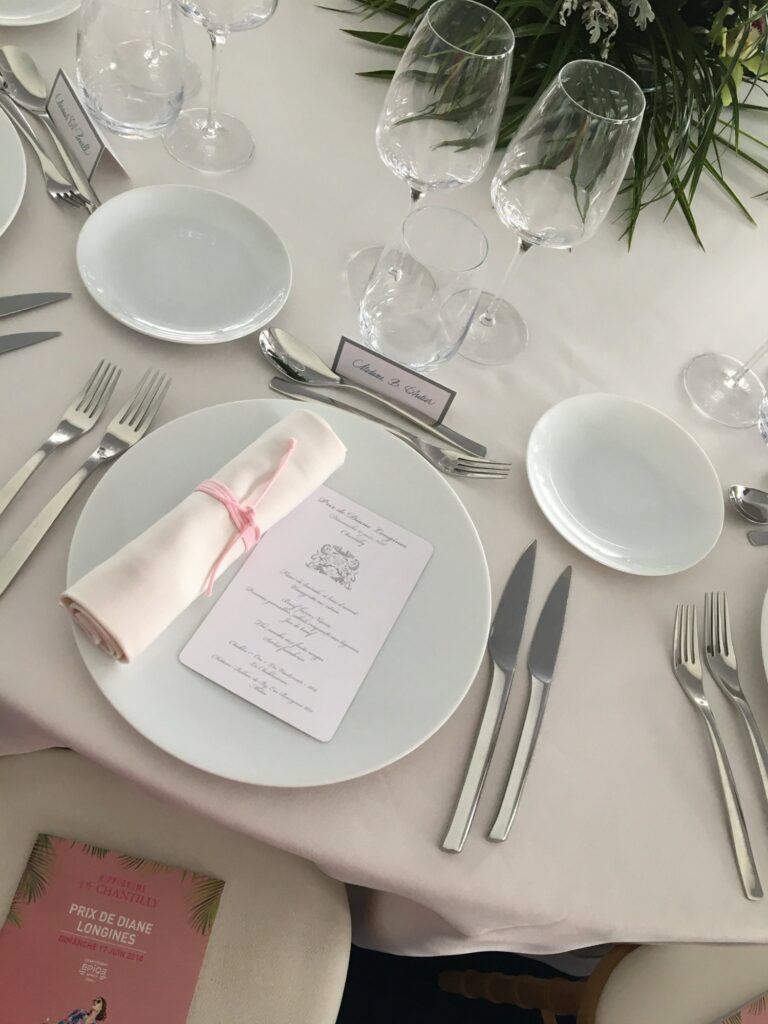 Table et menu du déjeuner du Prix de Diane Longines