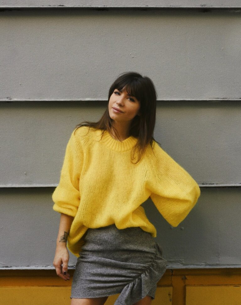 Betty Autier en pull jaune en mohair et jupe grise Iro