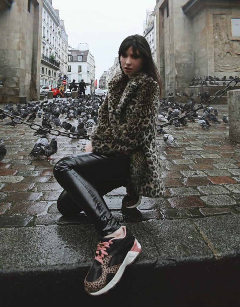 Betty Autier en manteau léopard et Reebok Aztrek léopard rose à la Porte Saint-Denis, Paris