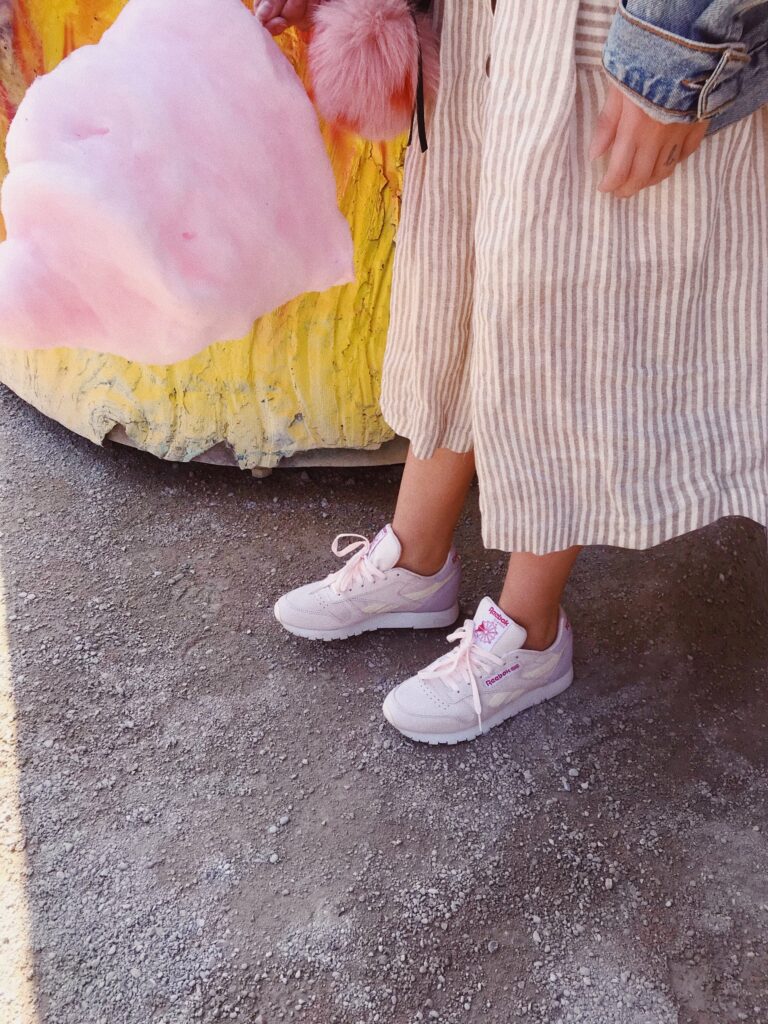 Reebok Classic roses et robe rayée