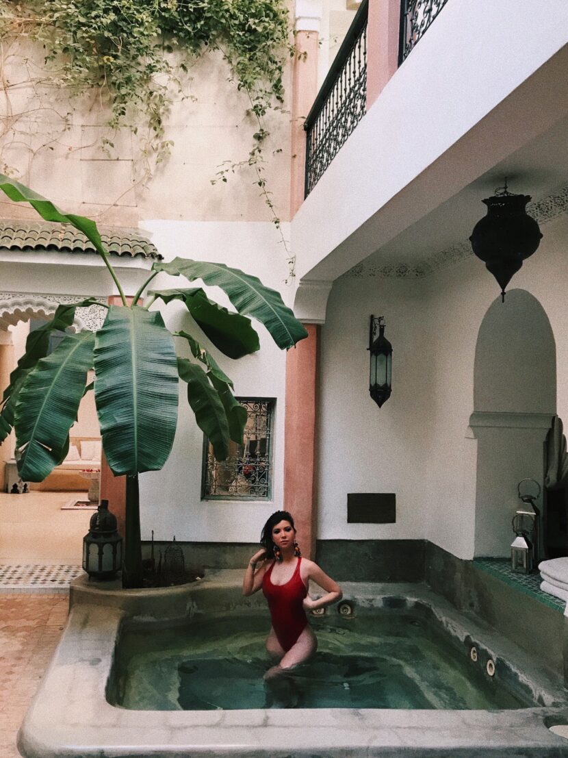 Betty Autier en maillot une pièce rouge dans le jacuzzi du Riad Tawargit à Marrakech