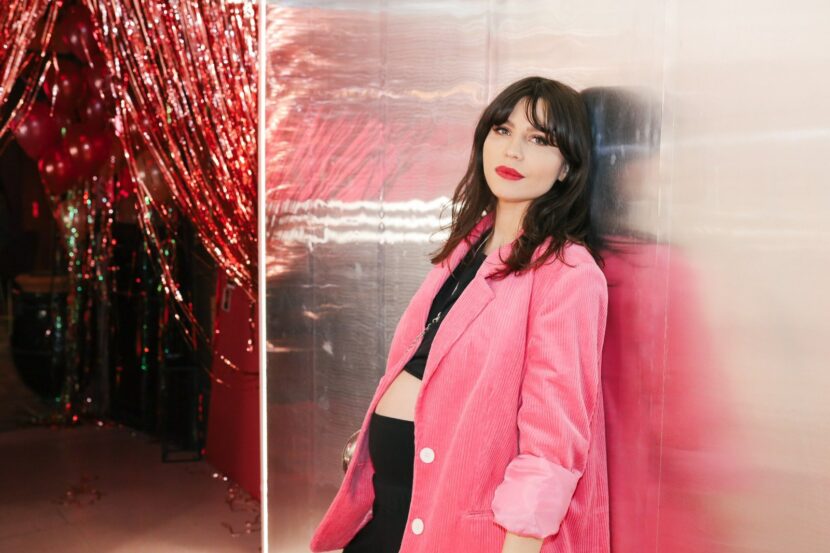 Betty Autier en blazer rose à la soirée de lancement Betty x Bourjois