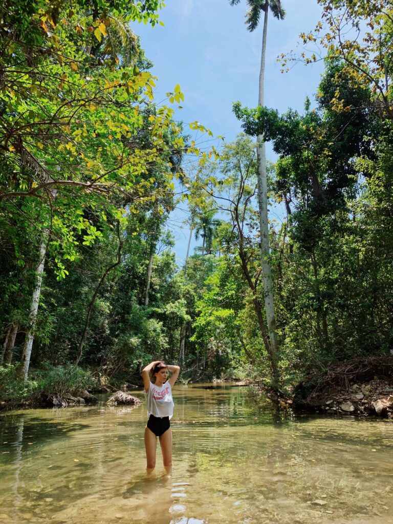 Betty Autier dans une rivière en pleine jungle près de Trinidad