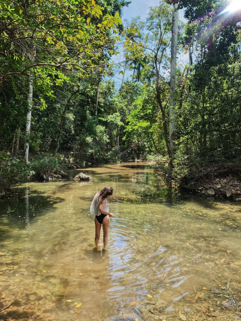 Betty Autier dans la rivière du Parque El Cubano à Trinidad