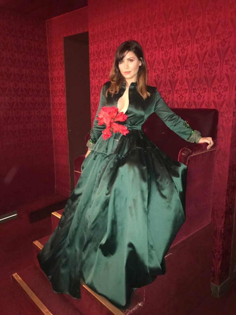 Betty Autier en robe Alexis Mabille en satin vert dans une loge de l’Opéra Garnier