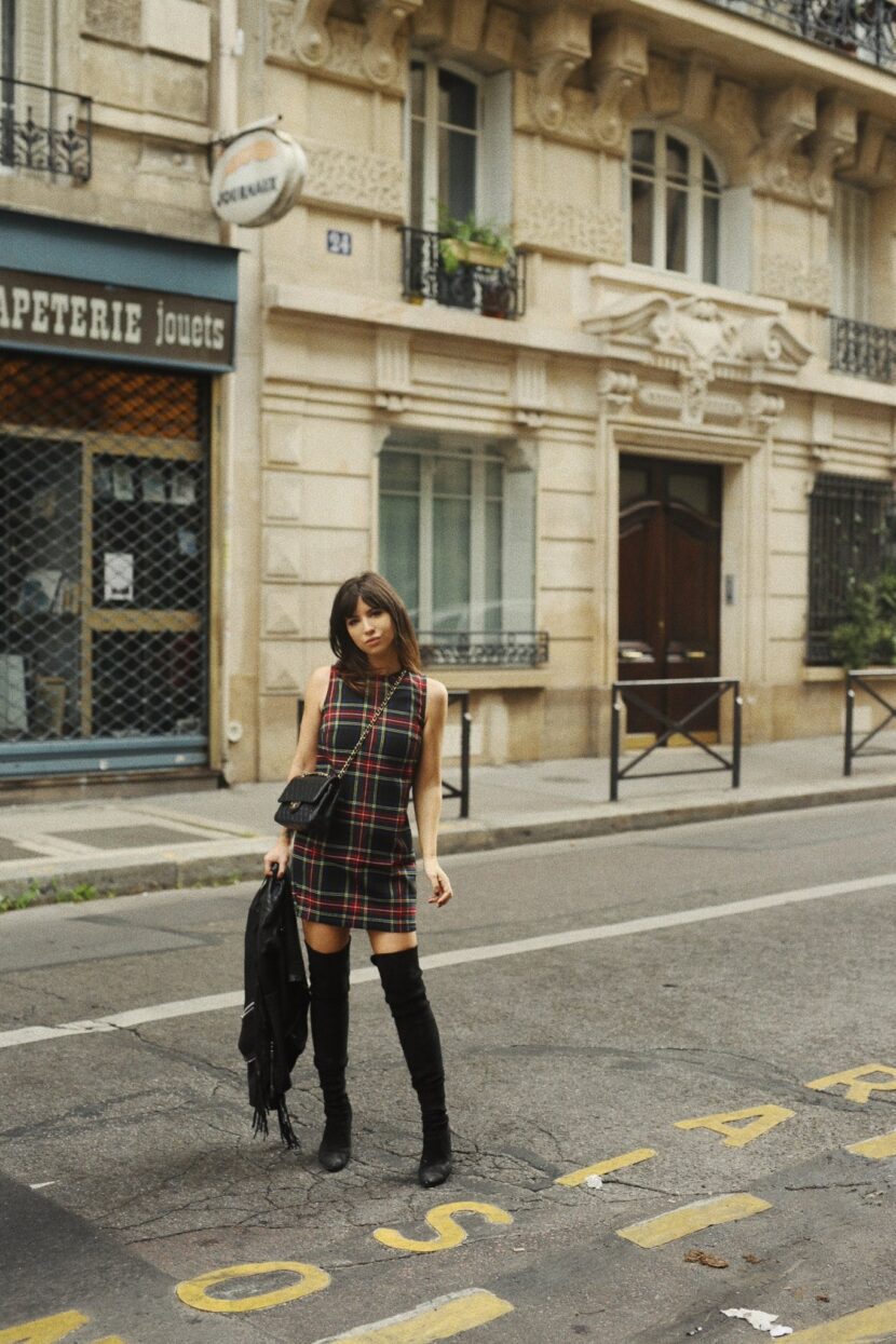 Betty Autier en robe chasuble tartan et cuissardes à Paris