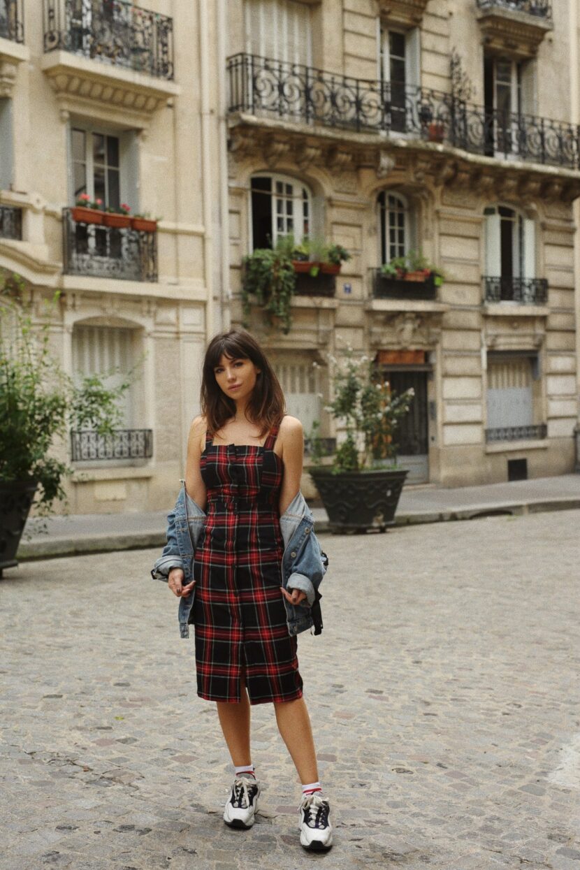 Betty Autier en robe longue tartan, veste en jean et sneakers Acne