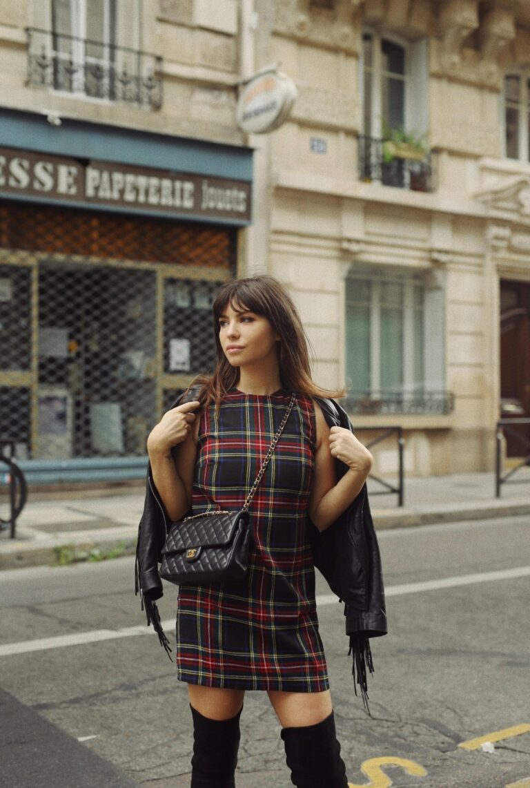 Betty Autier en robe tartan, sac Chanel vintage et veste à franges