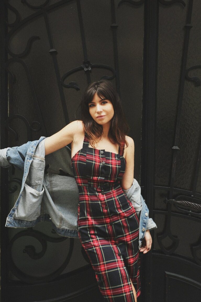 Betty Autier en robe tartan et veste en jean oversize