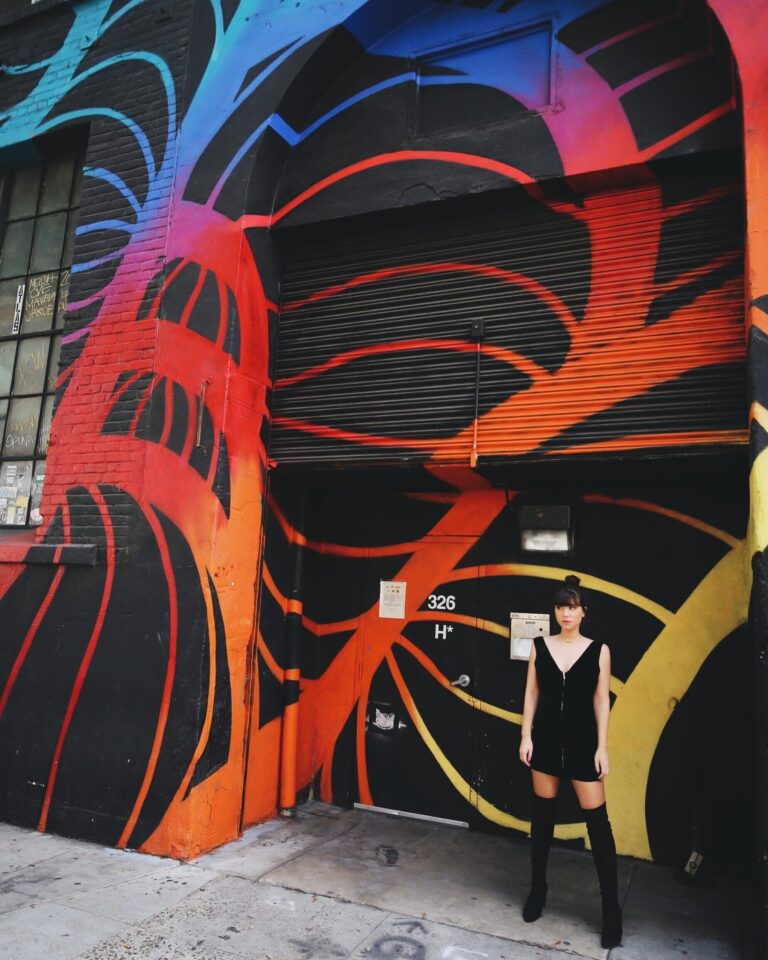 Betty Autier devant un graffiti coloré de l’Arts District à Los Angeles