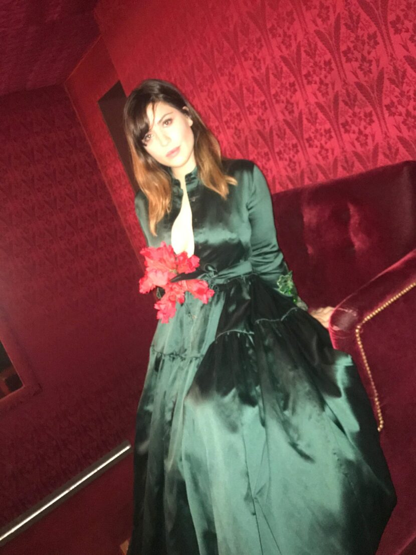 Betty Autier en robe verte Alexis Mabille à fleur rouge au gala de l’Opéra de Paris