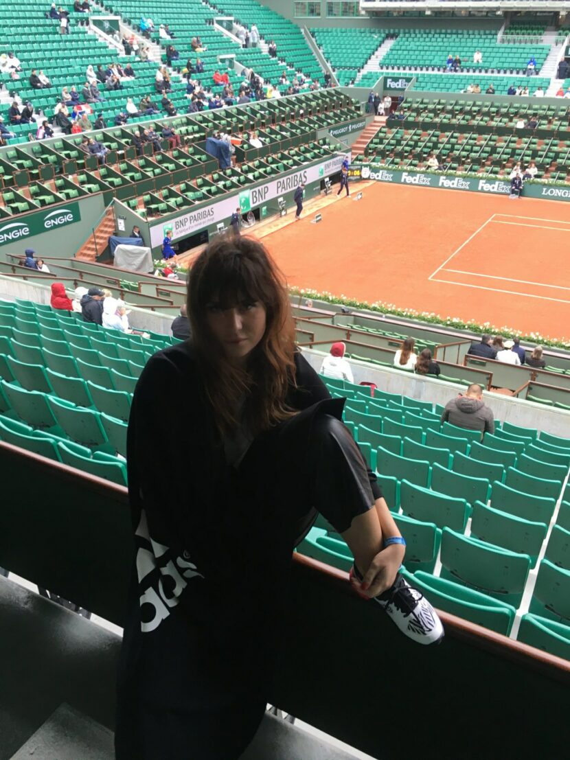 Betty Autier en adidas dans les tribunes du Court Philippe-Chatrier