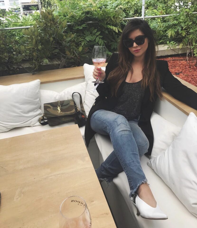 Betty Autier, coupe de rosé Moët & Chandon à la main, au Village de Roland-Garros