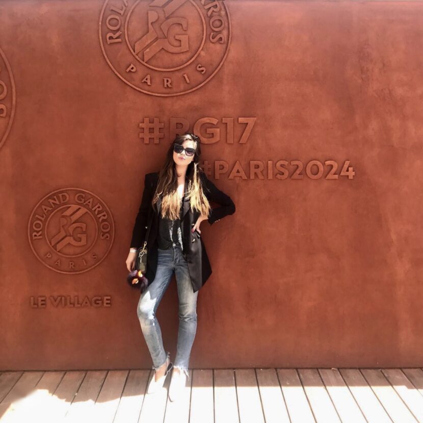 Betty Autier devant le mur #RG17 du Village de Roland-Garros avec Moët & Chandon