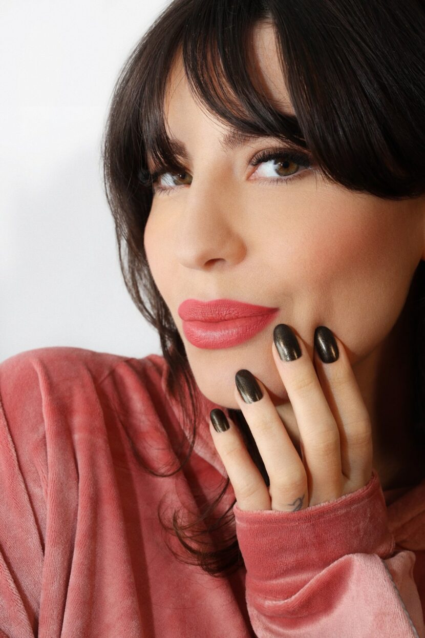Betty Autier, rouge à lèvres corail et vernis noir pailleté Betty x Bourjois