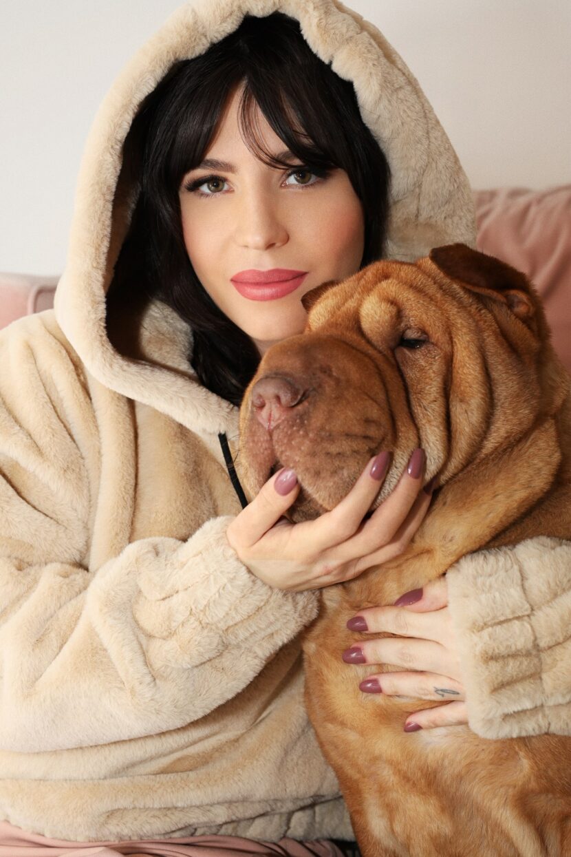 Betty Autier et son Shar-Pei, vernis Rose des sables