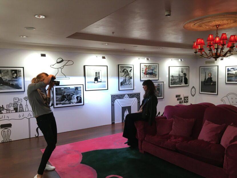 Betty Autier en shooting dans l’exposition La Parisienne by Sofitel