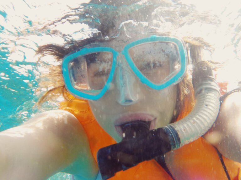 Betty Autier en masque de plongée pendant le snorkeling avec les tortues aux Maldives