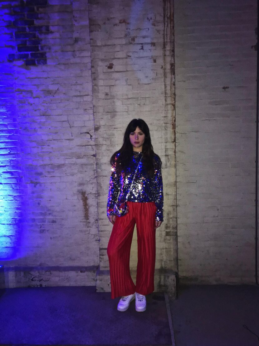 Betty Autier en top à sequins et pantalon plissé rouge au Soundstage Festival