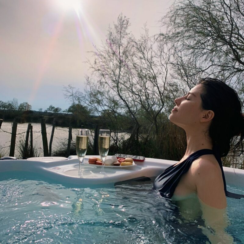 Betty Autier dans le spa du Mas de la Fouque face aux étangs de Camargue