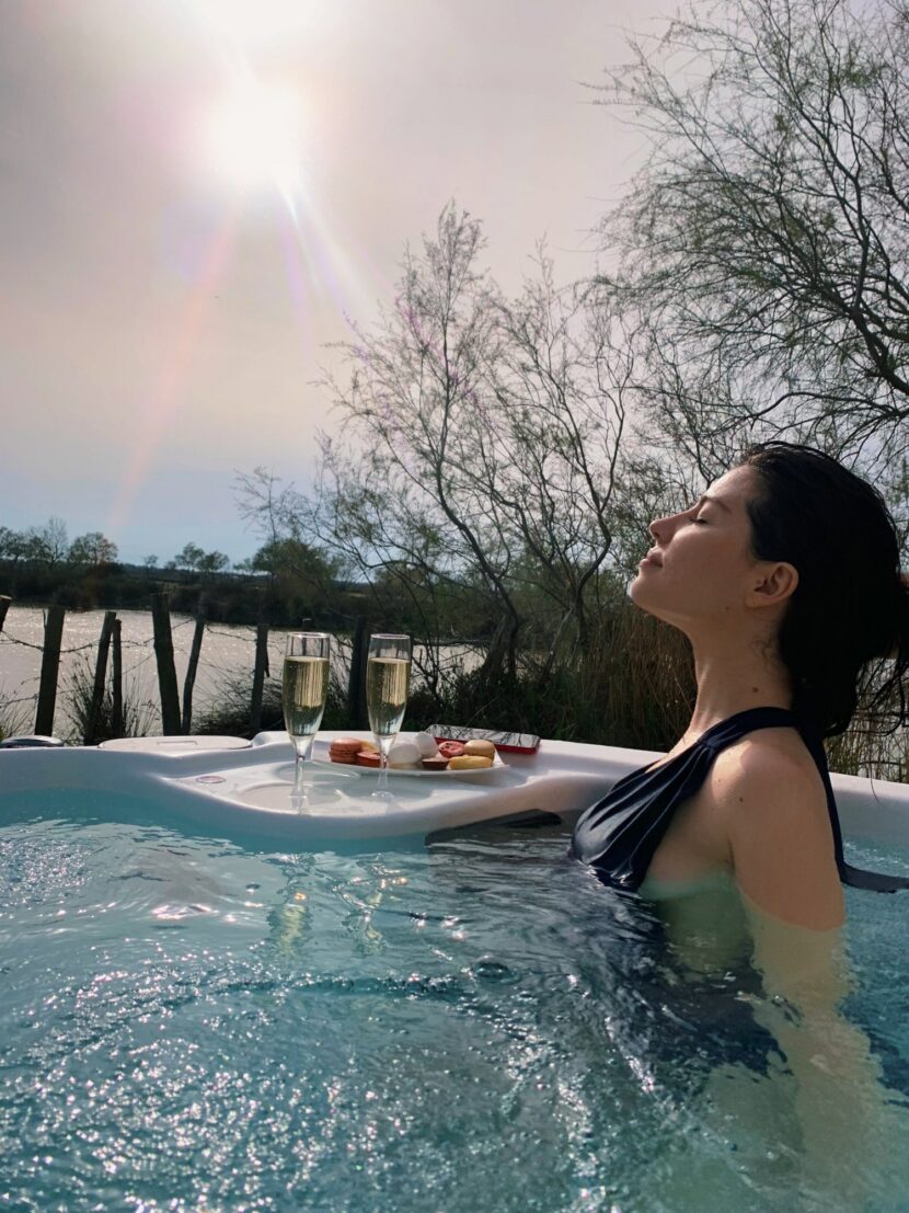 Betty Autier dans le spa du Mas de la Fouque face aux étangs de Camargue